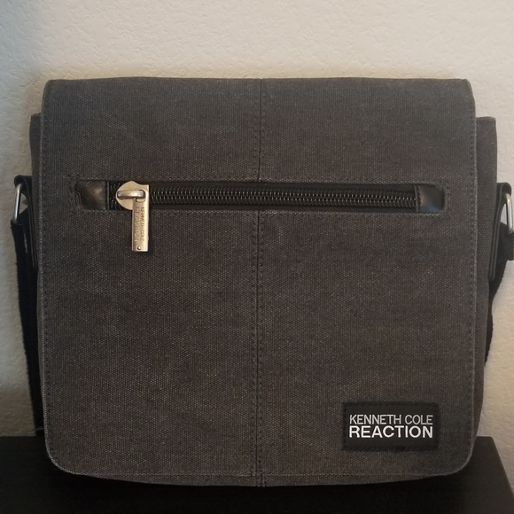Kenneth Cole Reaction messenger bag. - Picture 1 of 4